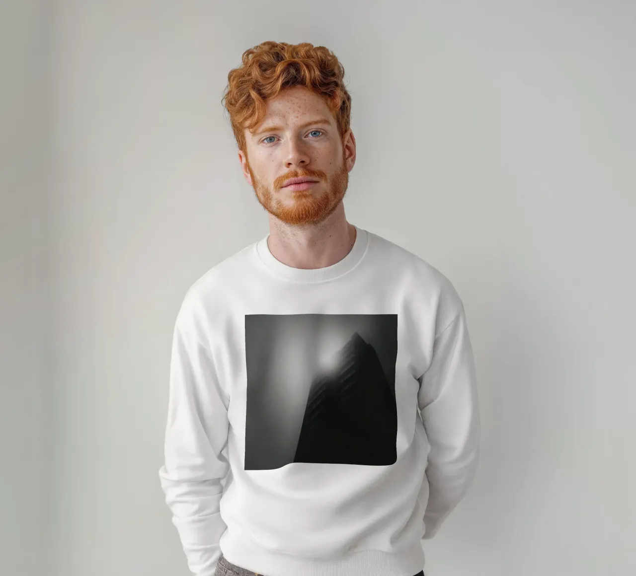 Gipfeltreffen im Nebel Sweatshirt von Black & White