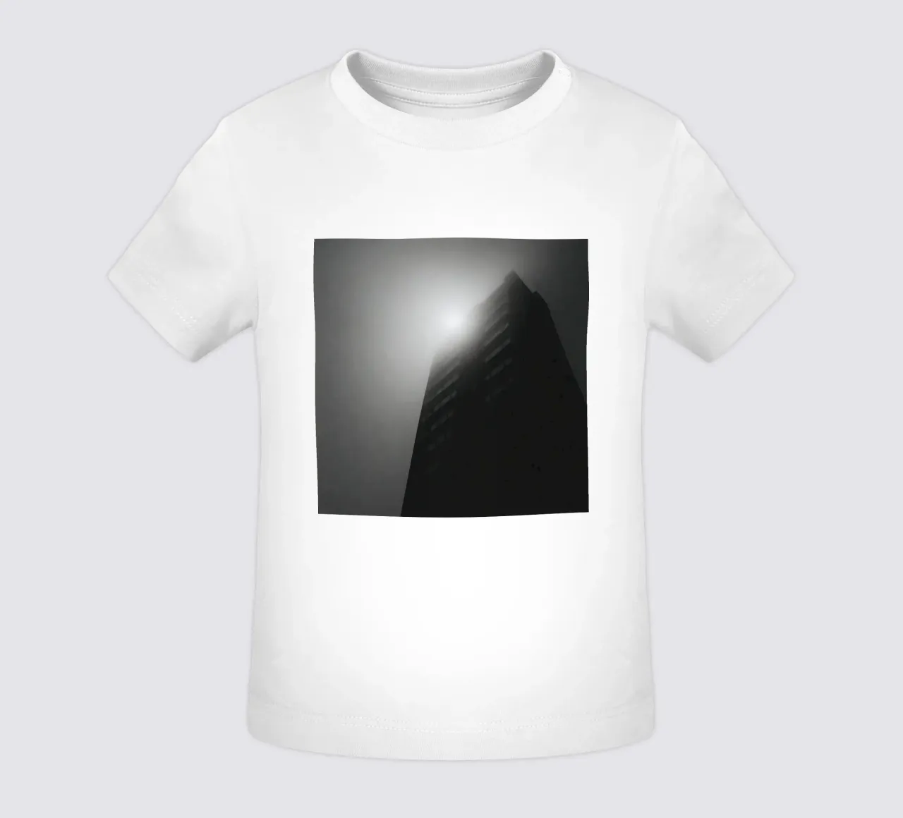 Cumbre en la niebla camiseta de bebé de Black & White