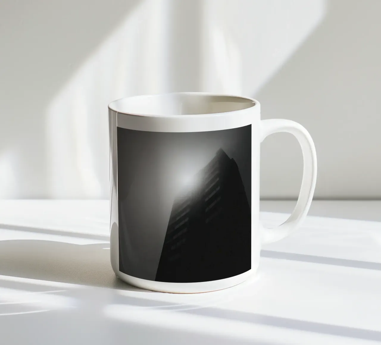 Top in de mist keramische mok van Black & White