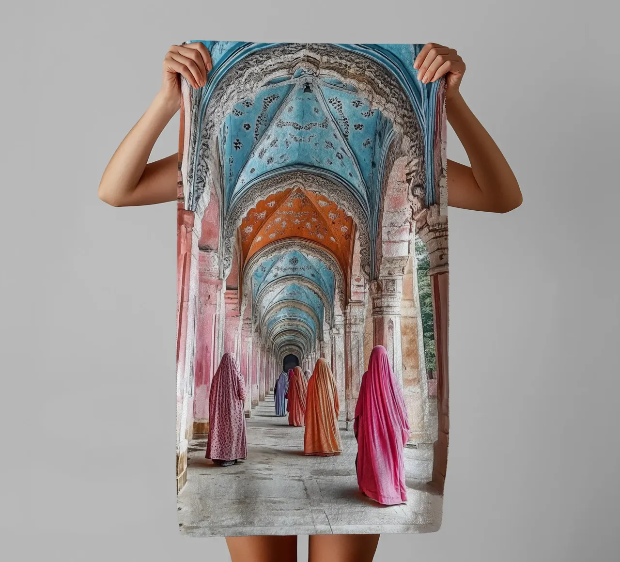 Donne che camminano tra gli archi - Collezione Marrakesh asciugamano da bagno da Conde Arte