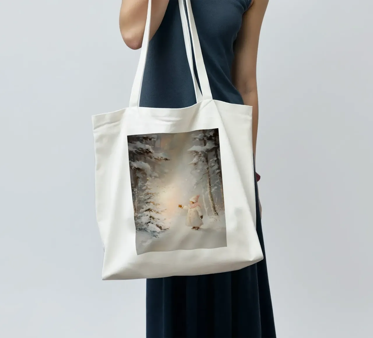 Enfant atteignant un arbre recouvert de neige dans une forêt d'hiver tote bag de Melloi Art Print