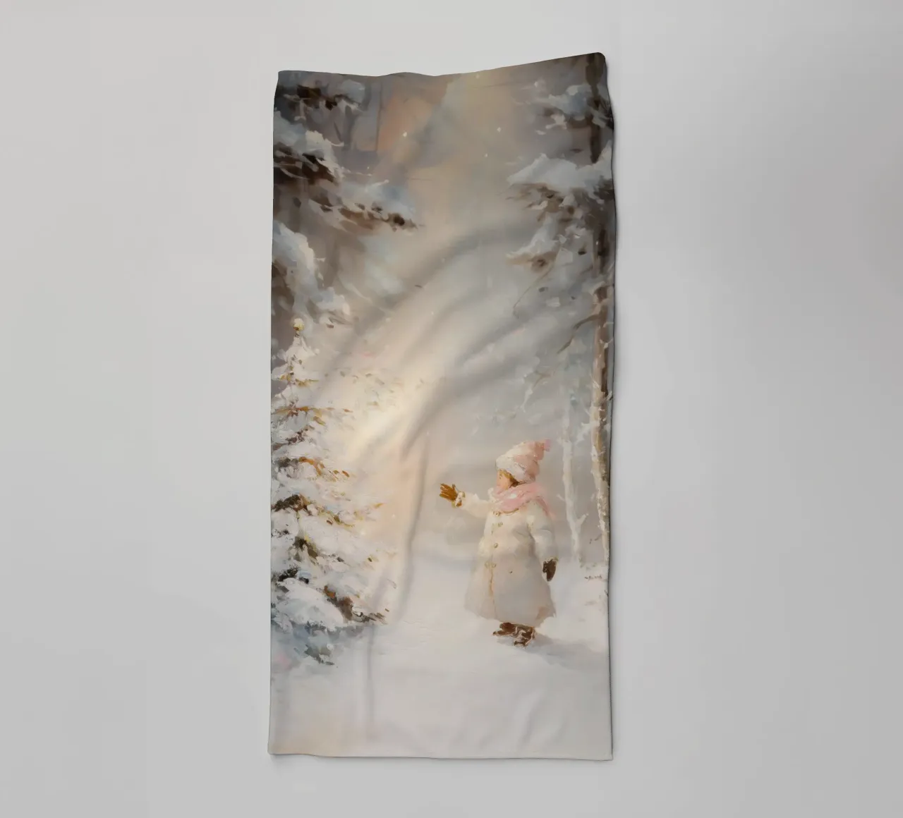 Bambino che cerca di raggiungere un albero coperto di neve in una foresta invernale asciugamano da bagno da Melloi Art Print