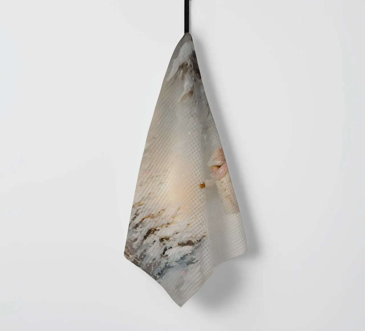 Enfant atteignant un arbre recouvert de neige dans une forêt d'hiver torchon de Melloi Art Print