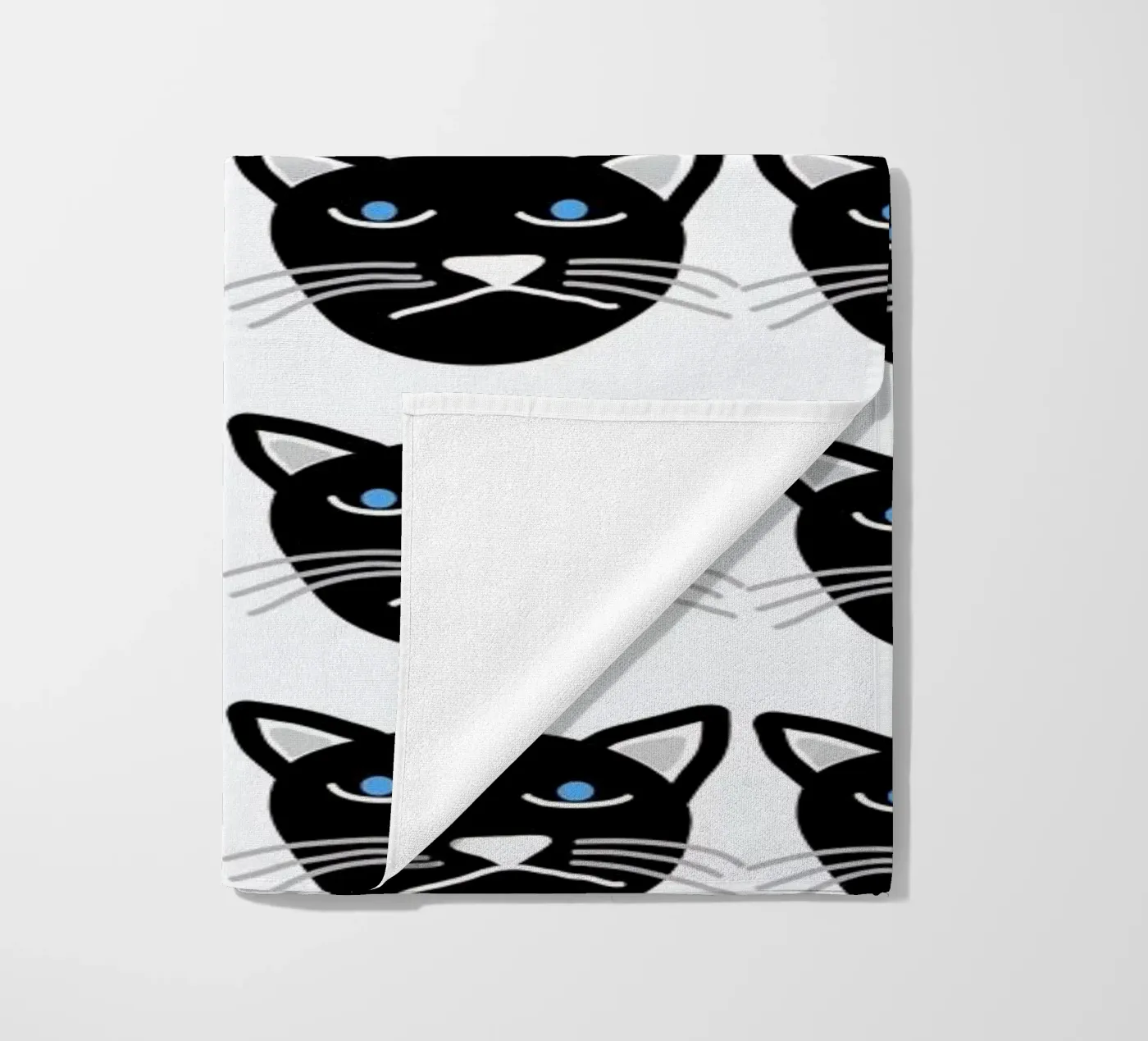 Grumpy Cat Strandtuch von Vasare Nar