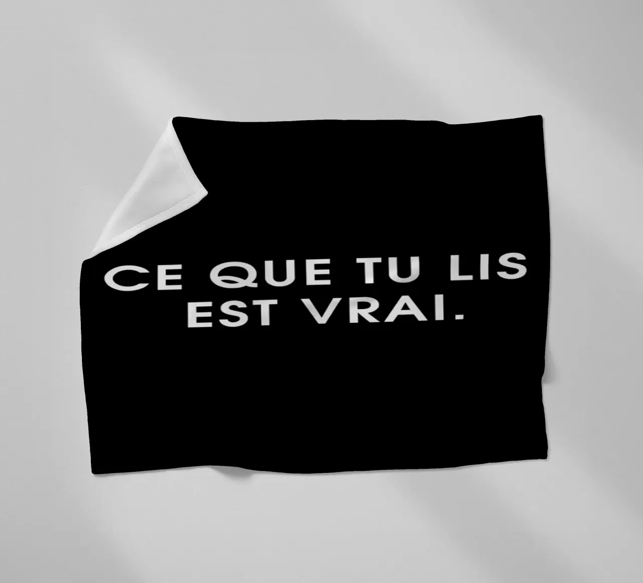 Ce que tu lis est vrai - Black coperta in pile da Intertitres
