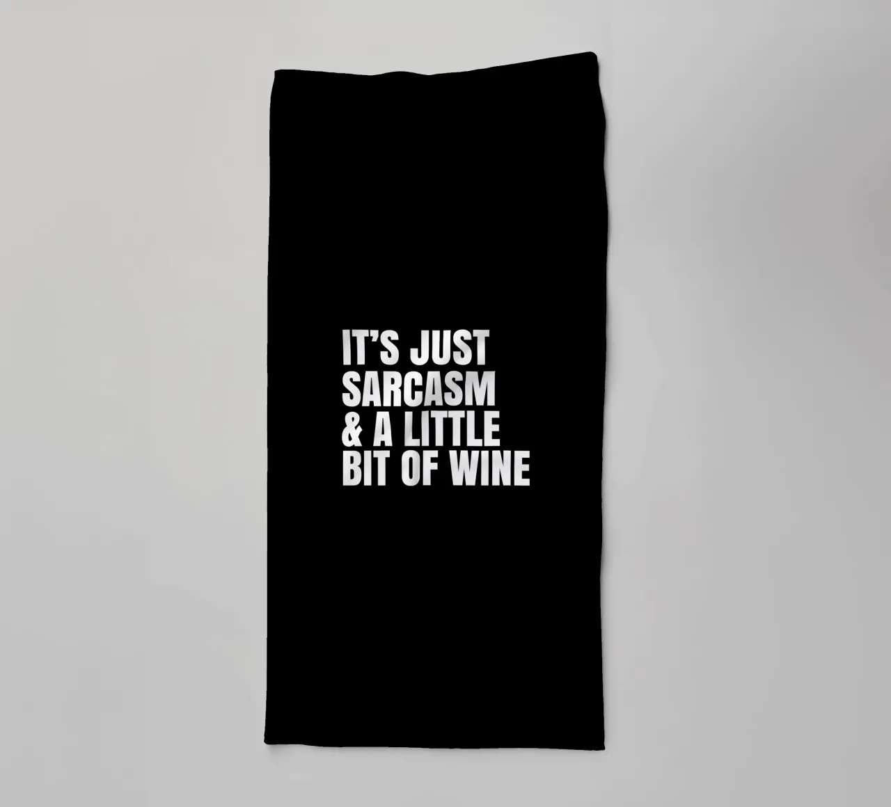It's just sarcasm and a little bit of wine asciugamano da bagno da happieeagle
