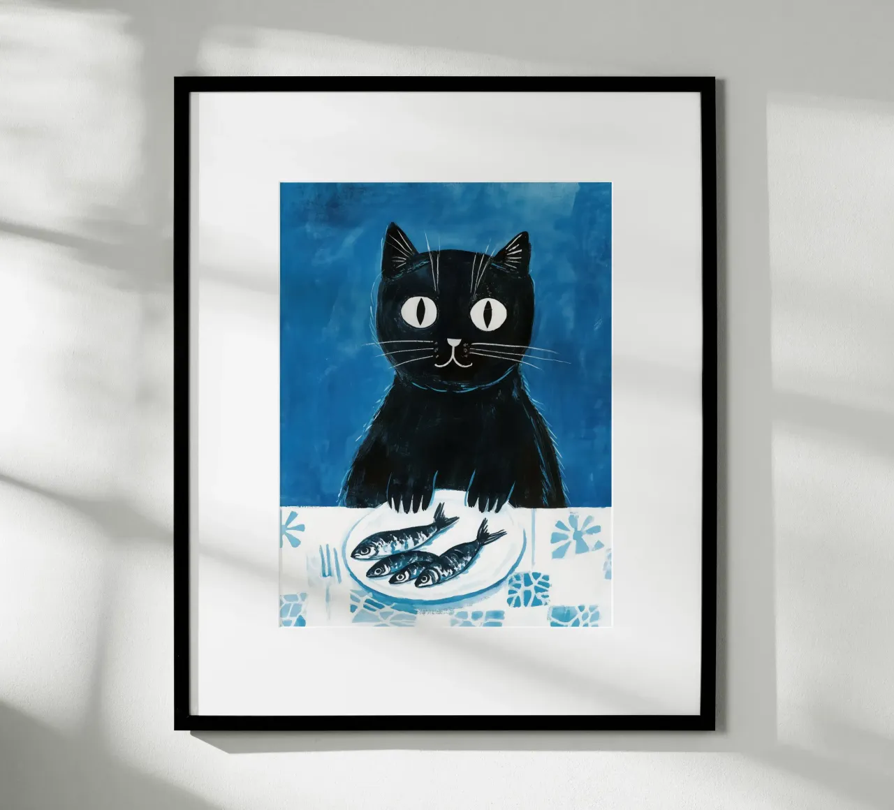 Gatto con sardine | Pittura marittima in blu poster con telaio in alluminio da Autofocus
