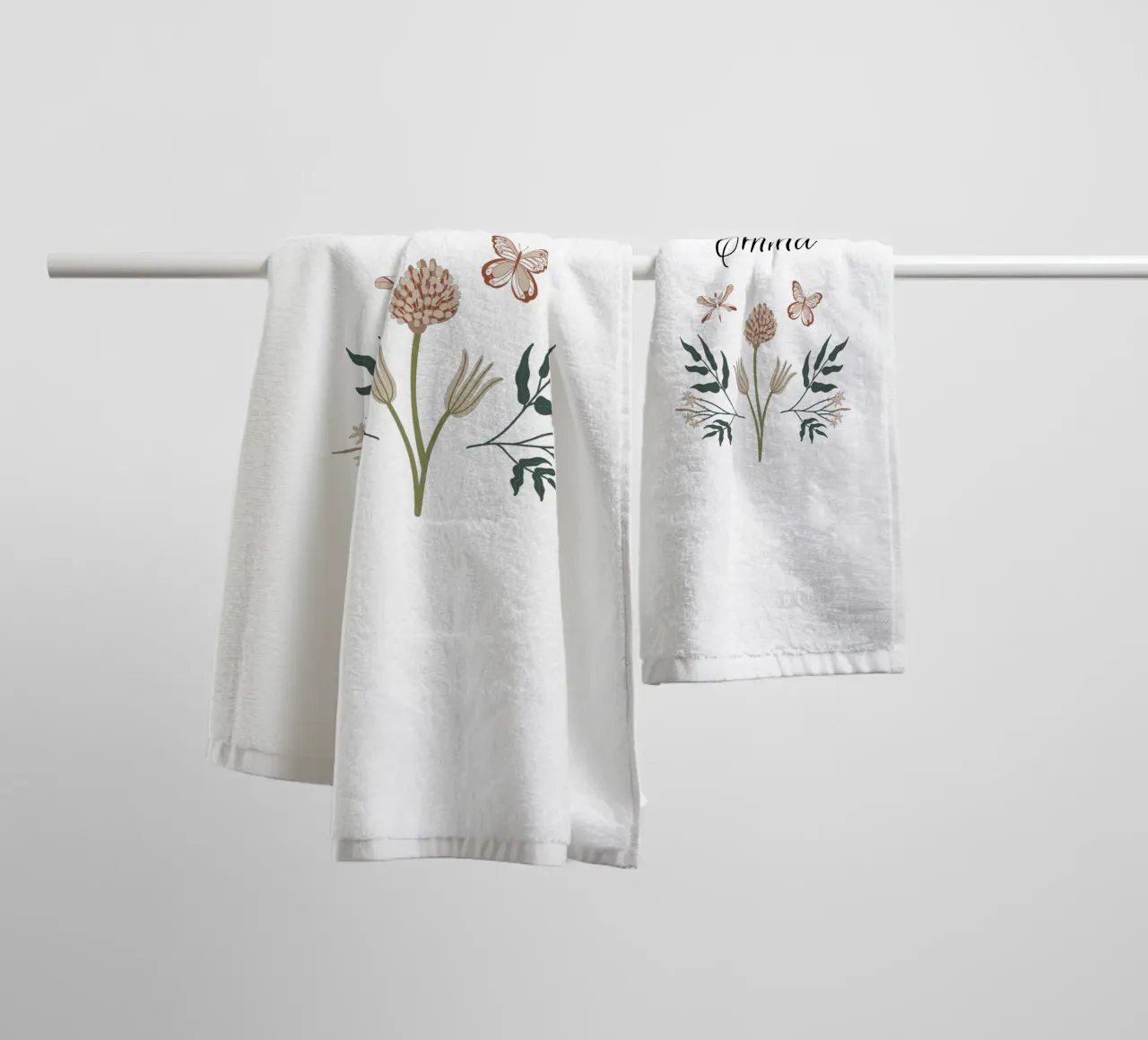 Flowers & Butterflies Bouquet with Name asciugamano da bagno da anisillustration
