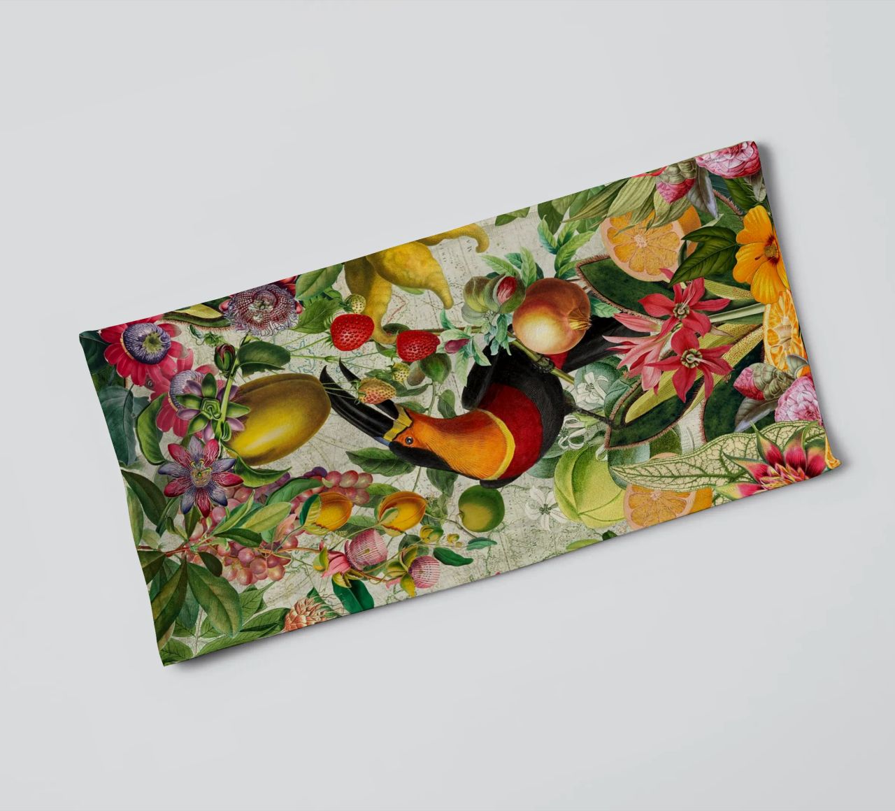 Tucano vintage e fiori tropicali asciugamano da bagno da Vintage World - Uta Naumann