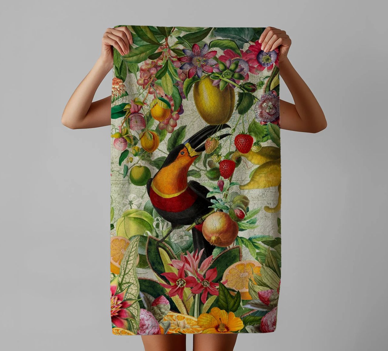Tucano vintage e fiori tropicali asciugamano da bagno da Vintage World - Uta Naumann
