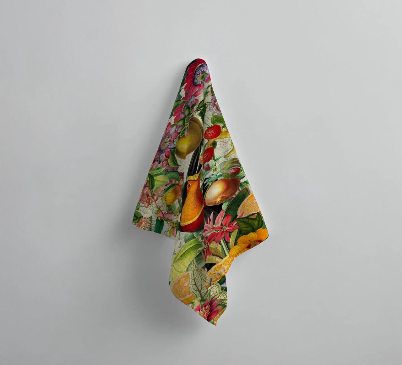 Tucano vintage e fiori tropicali asciugamano da bagno da Vintage World - Uta Naumann