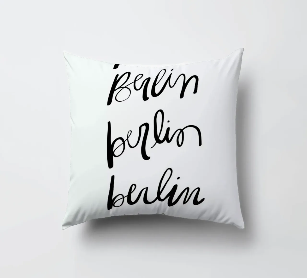 Berlin Typography cuscino da Kristen Polsinelli