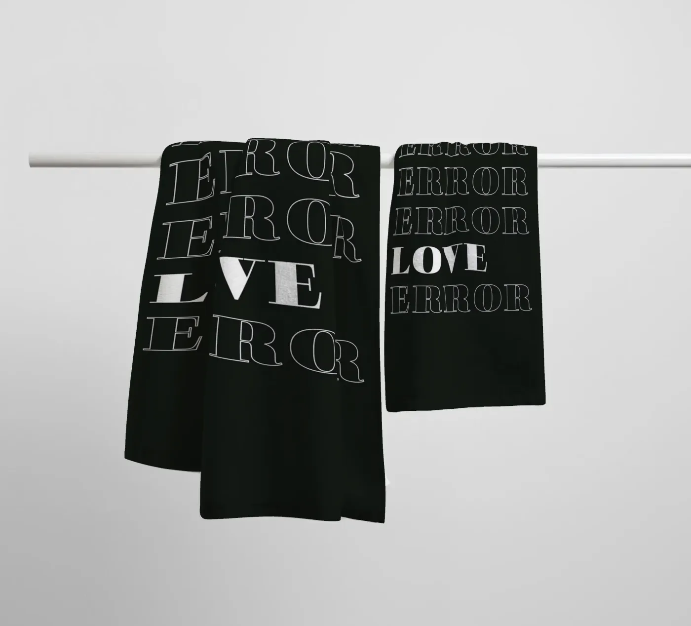 error error love error asciugamano da bagno da Daily Inspiration