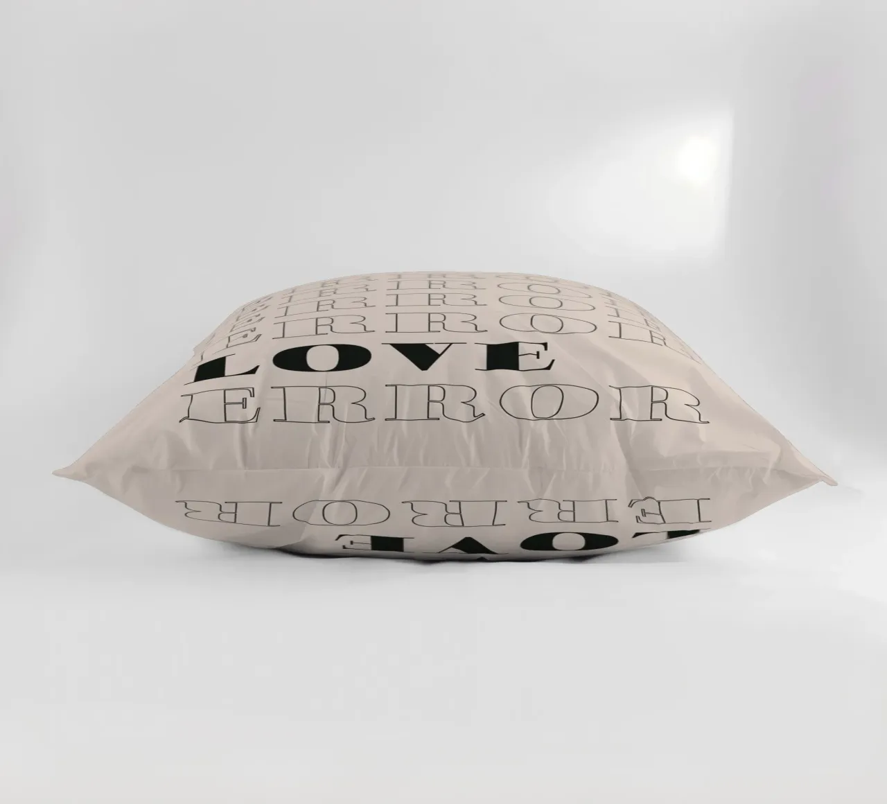 error error love error kussen van Daily Inspiration