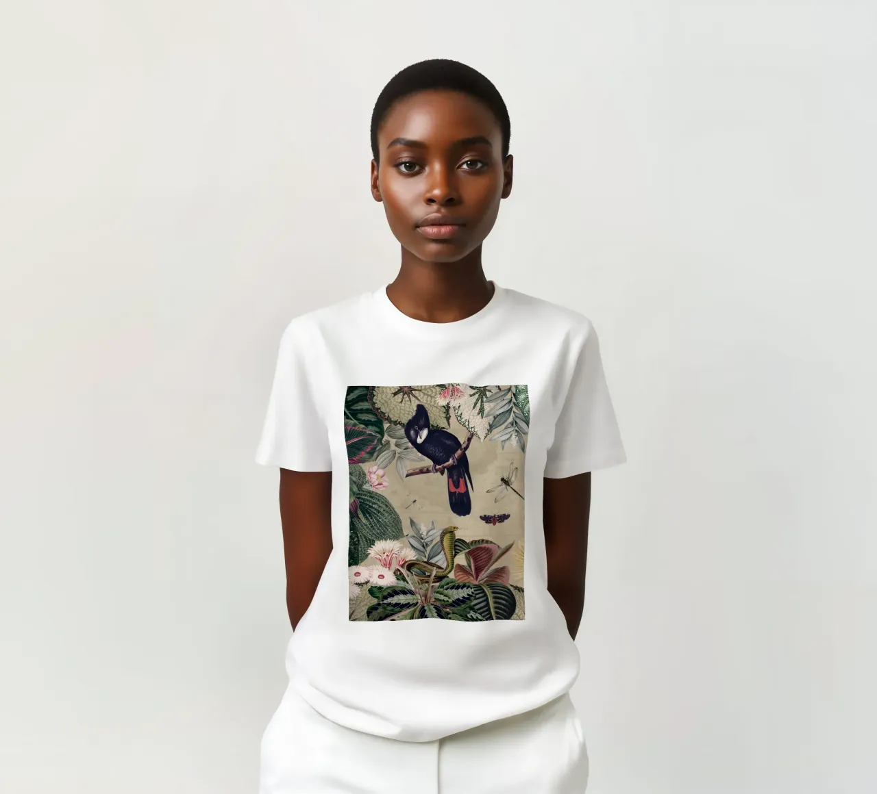 Cacatua nero esotico in una giungla tropicale d'epoca t-shirt da Vintage World - Uta Naumann