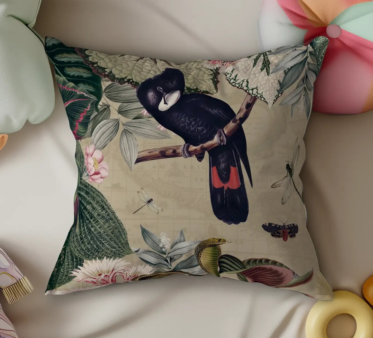 Cacatua nero esotico in una giungla tropicale d'epoca cuscino da Vintage World - Uta Naumann