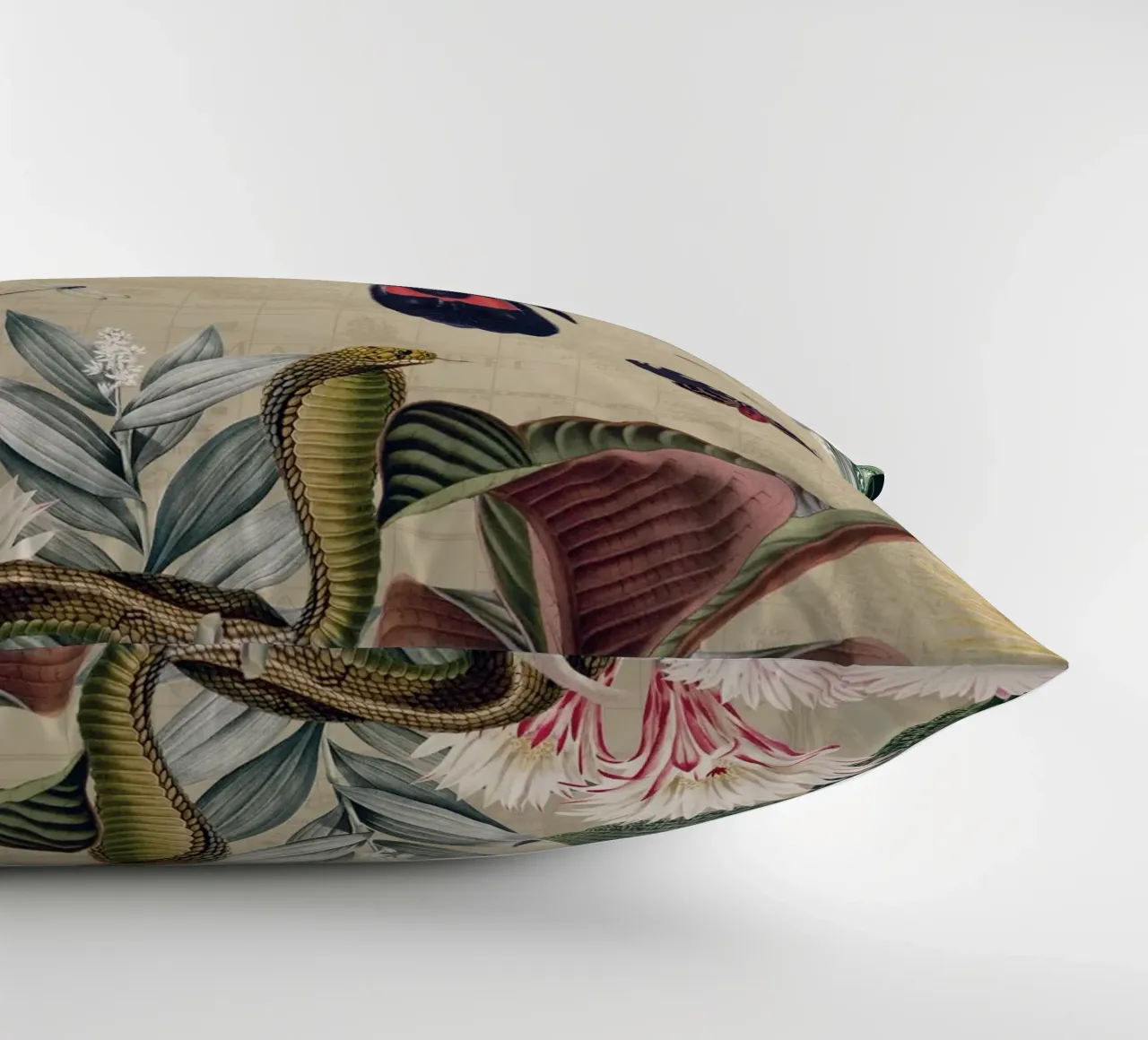 Cacatua nero esotico in una giungla tropicale d'epoca cuscino da Vintage World - Uta Naumann