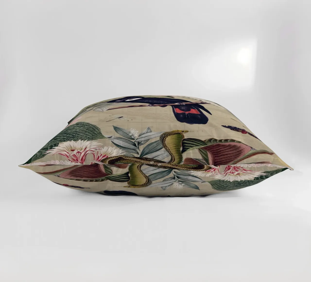 Cacatua nero esotico in una giungla tropicale d'epoca cuscino da Vintage World - Uta Naumann