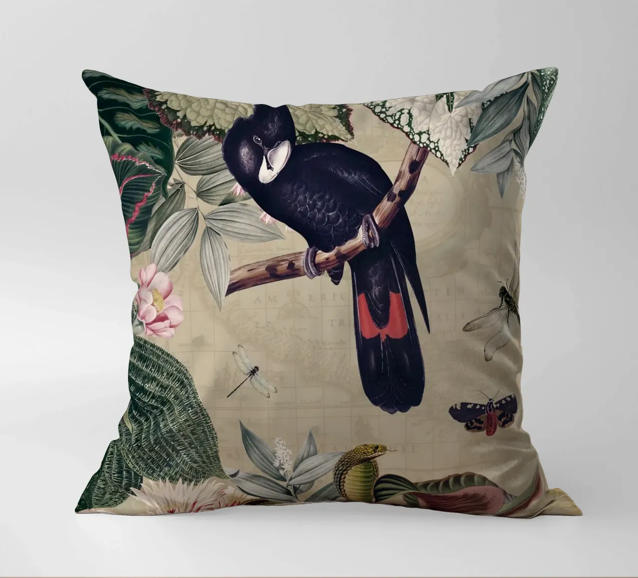 Cacatua nero esotico in una giungla tropicale d'epoca cuscino da Vintage World - Uta Naumann