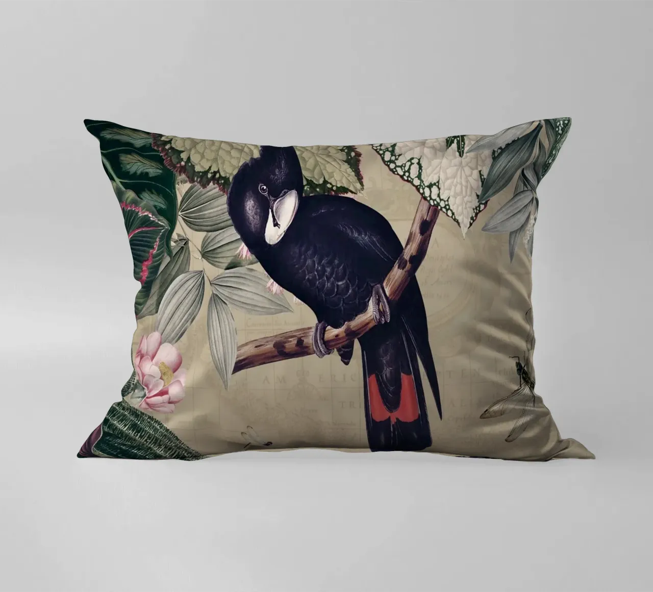 Cacatua nero esotico in una giungla tropicale d'epoca cuscino da Vintage World - Uta Naumann