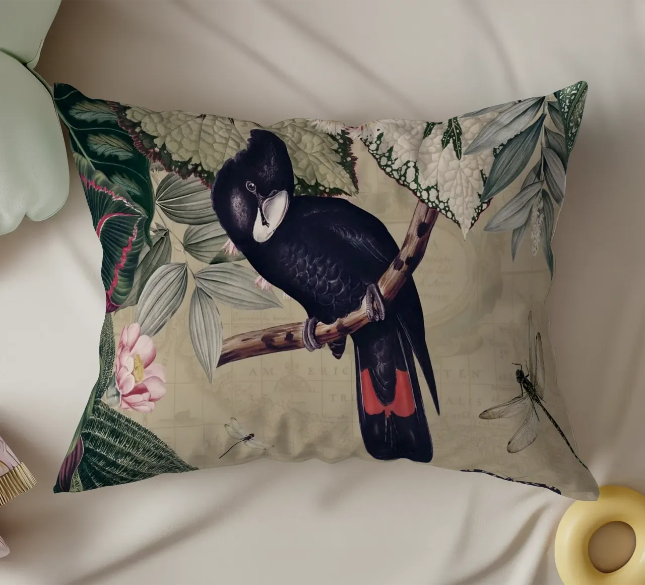 Cacatua nero esotico in una giungla tropicale d'epoca cuscino da Vintage World - Uta Naumann