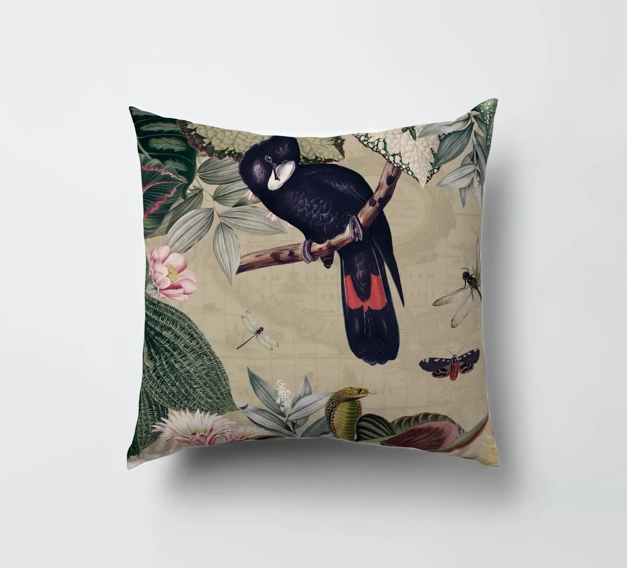 Cacatua nero esotico in una giungla tropicale d'epoca cuscino da Vintage World - Uta Naumann