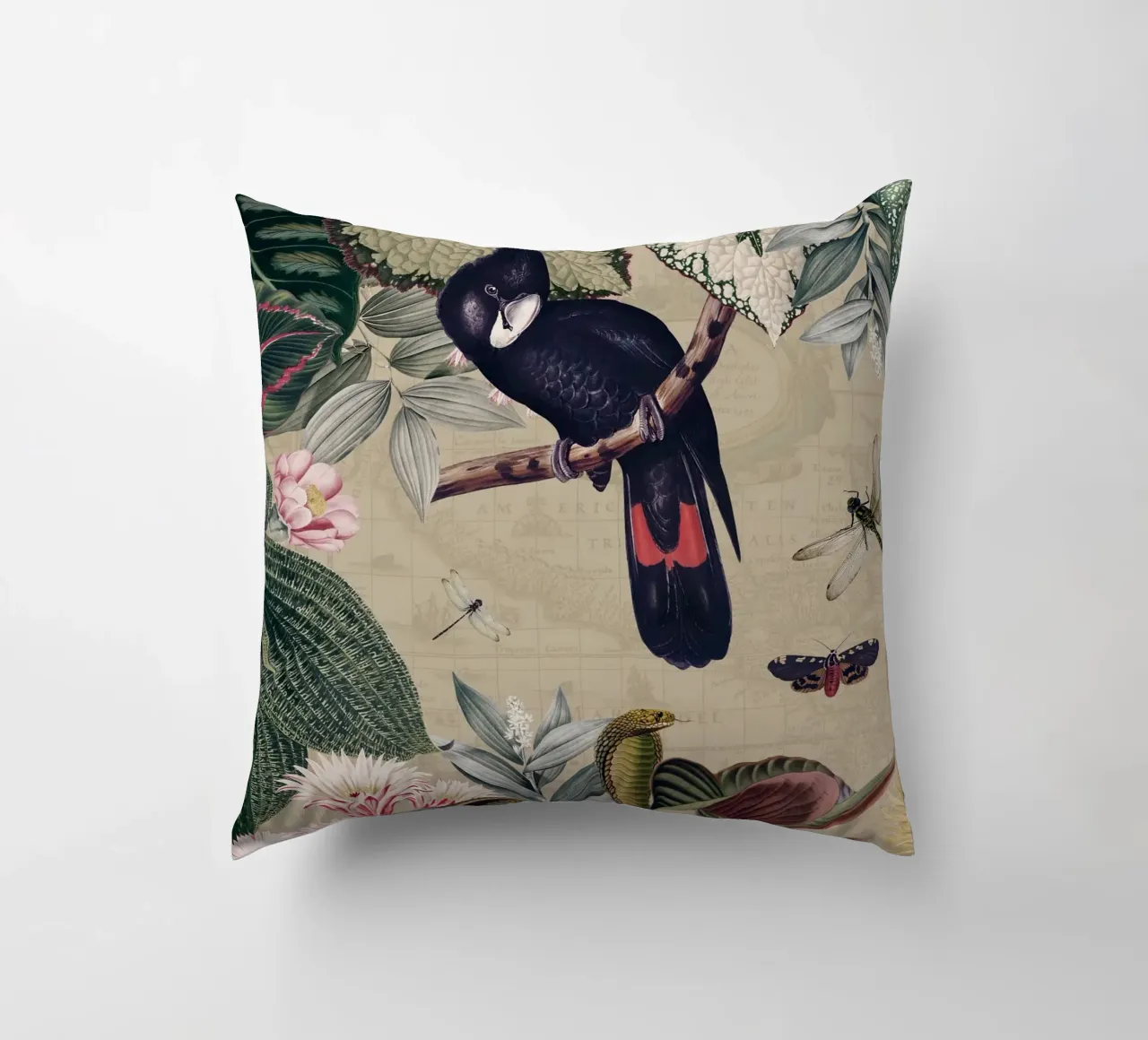 Cacatua nero esotico in una giungla tropicale d'epoca cuscino da Vintage World - Uta Naumann