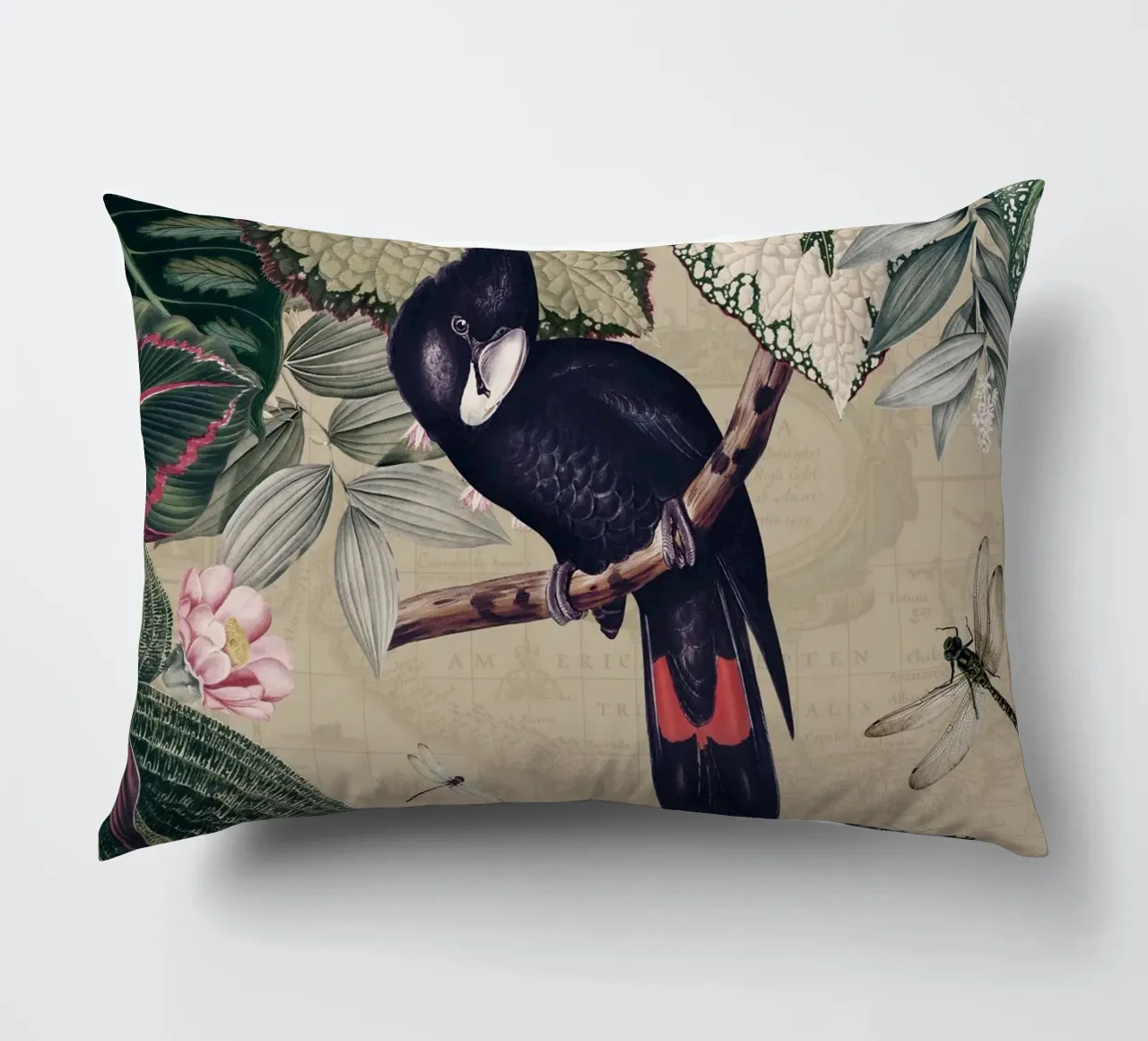 Cacatua nero esotico in una giungla tropicale d'epoca cuscino da Vintage World - Uta Naumann