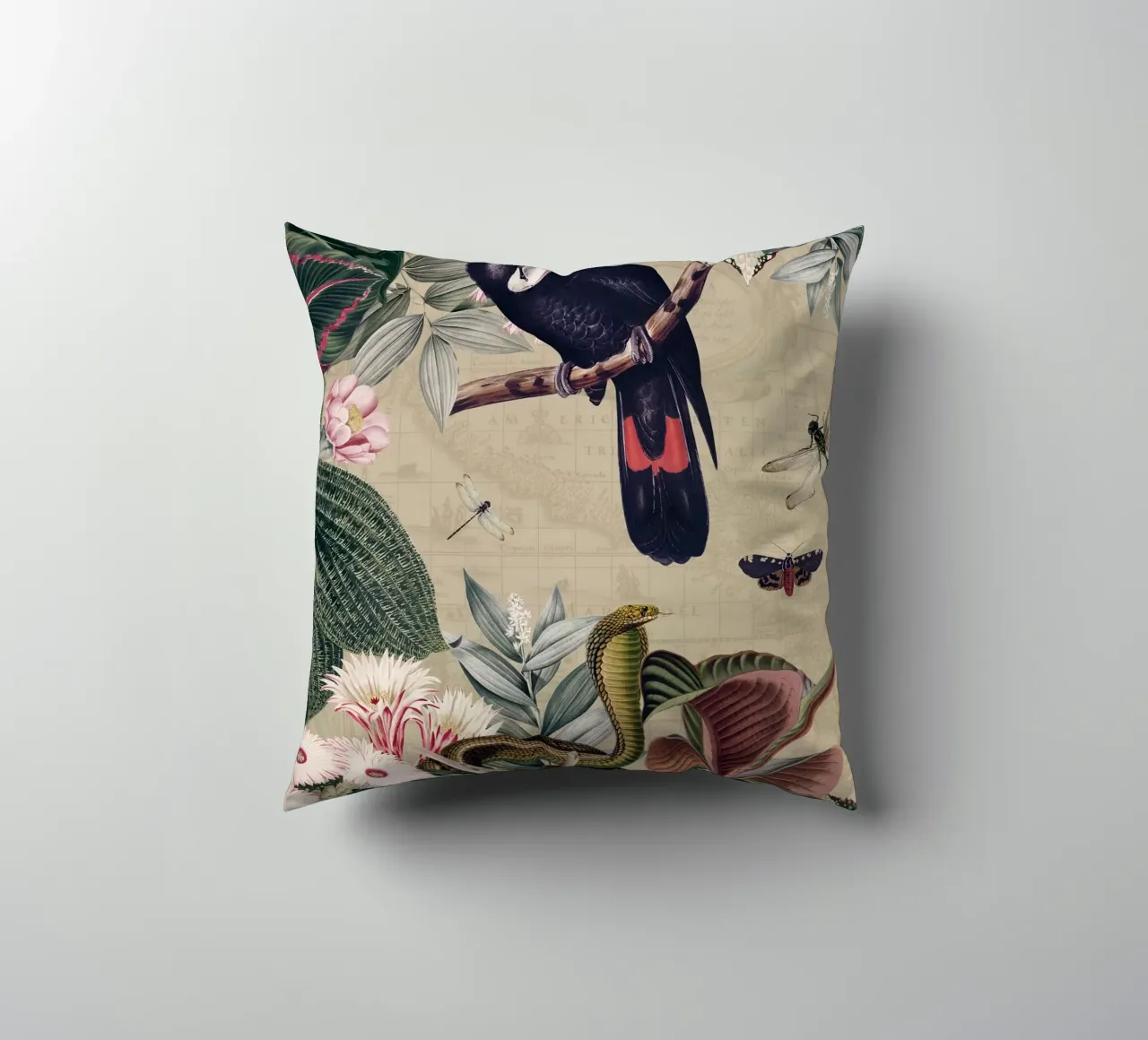 Cacatua nero esotico in una giungla tropicale d'epoca cuscino da Vintage World - Uta Naumann