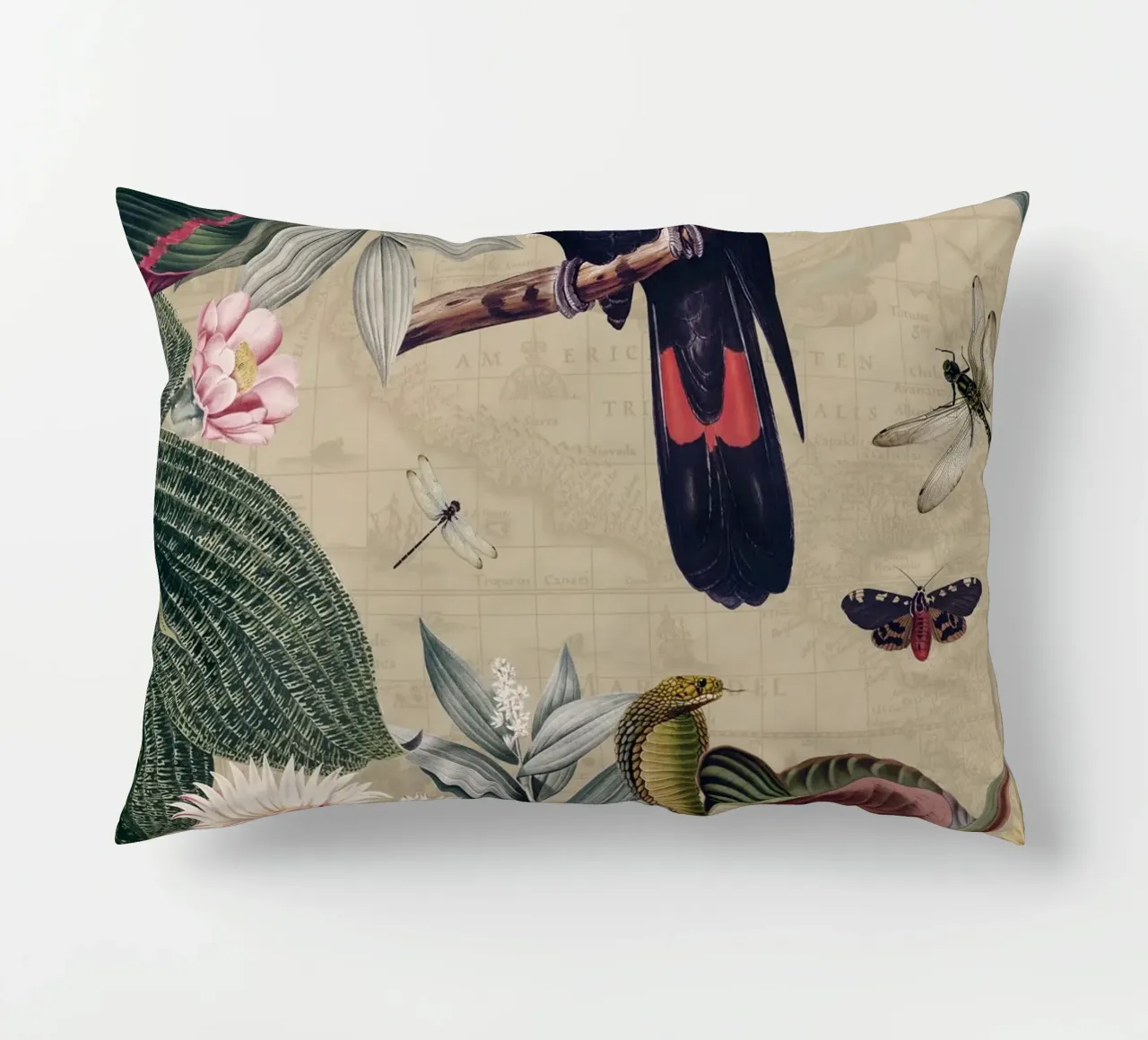 Cacatua nero esotico in una giungla tropicale d'epoca cuscino da Vintage World - Uta Naumann