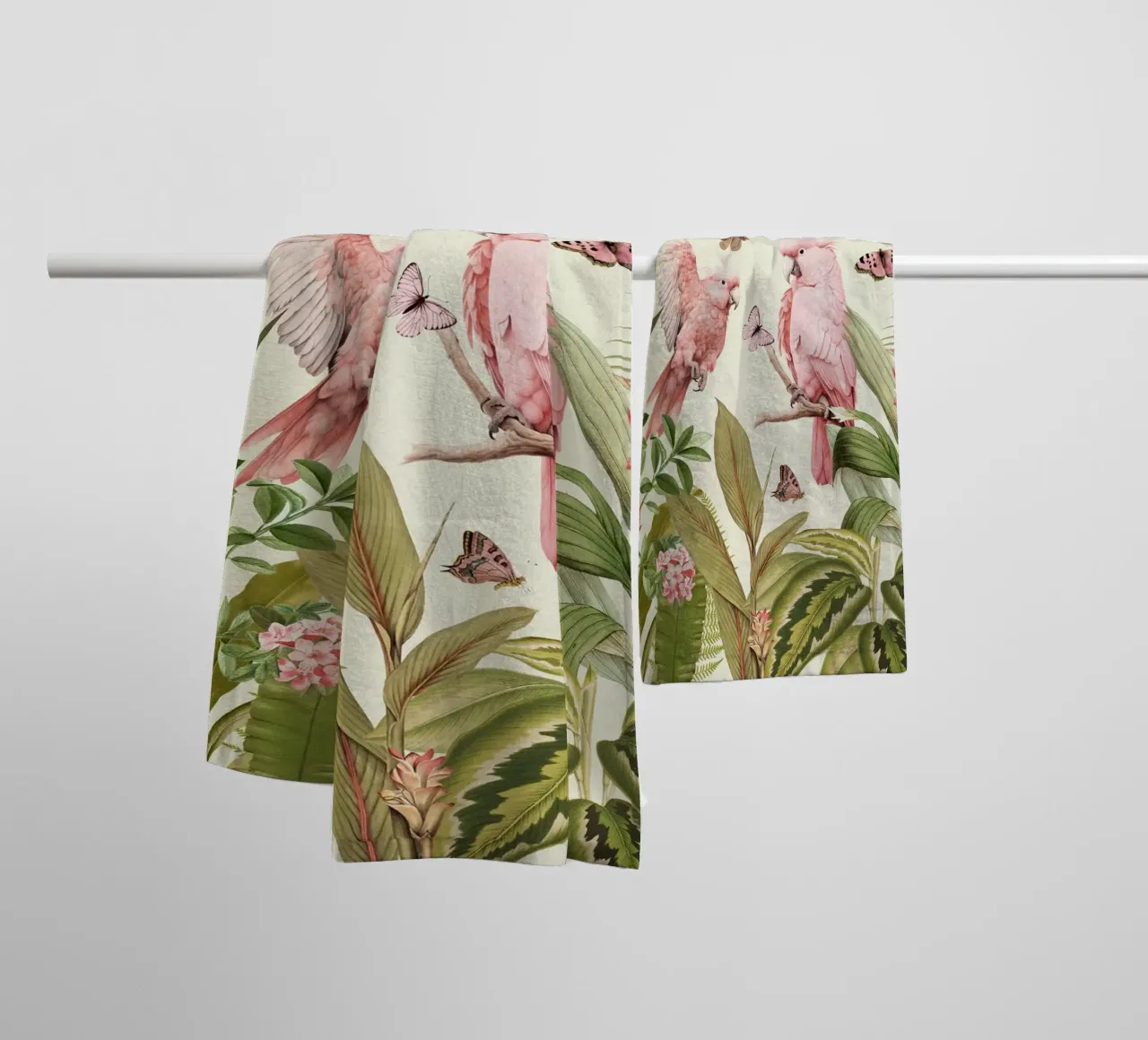 Nostalgici pappagalli rosa danzano in un giardino della giungla tropicale 1 asciugamano da bagno da Vintage World - Uta Naumann