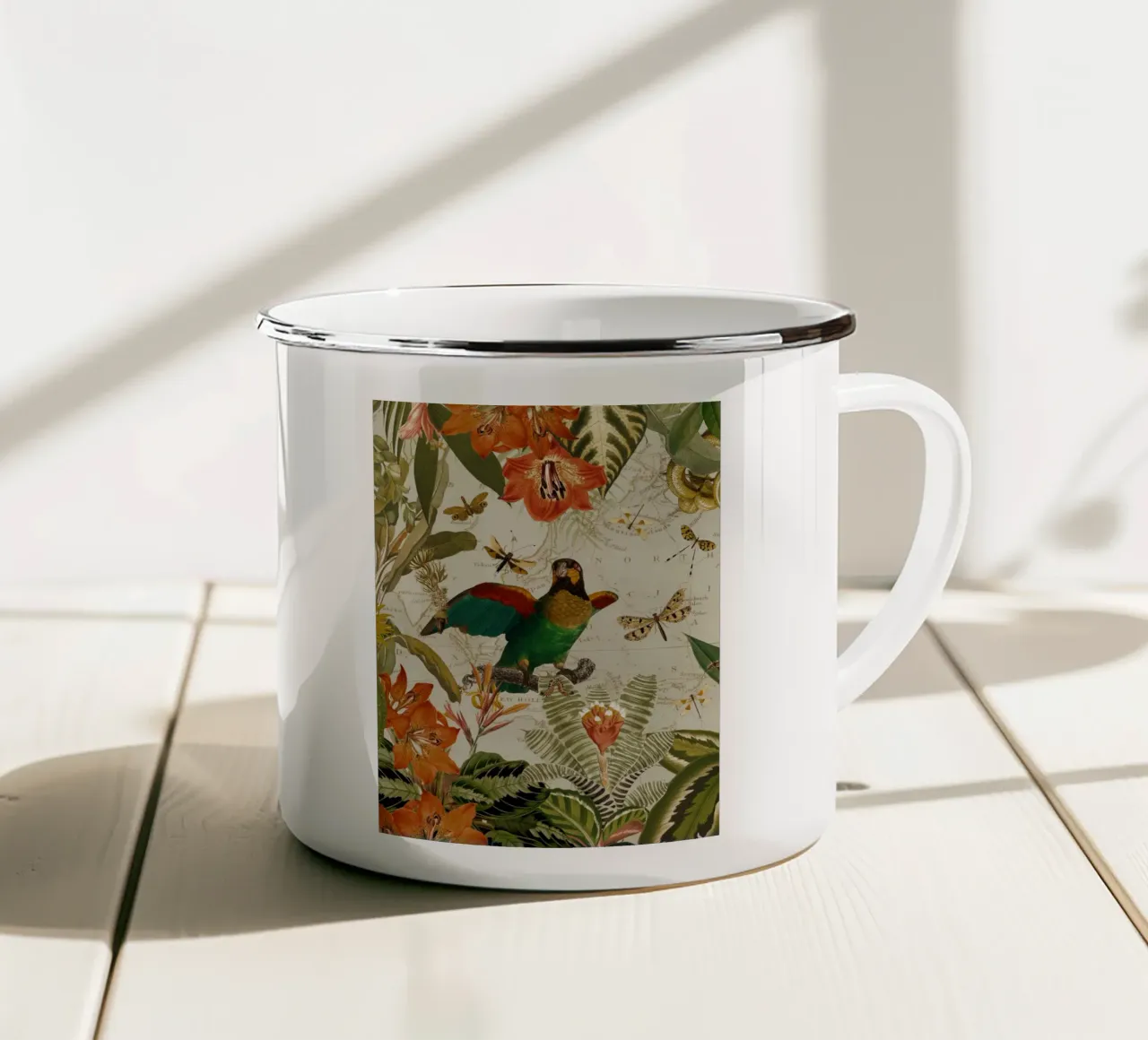 Pappagalli esotici colorati e nostalgici in una giungla tropicale tazza in smalto da Vintage World - Uta Naumann