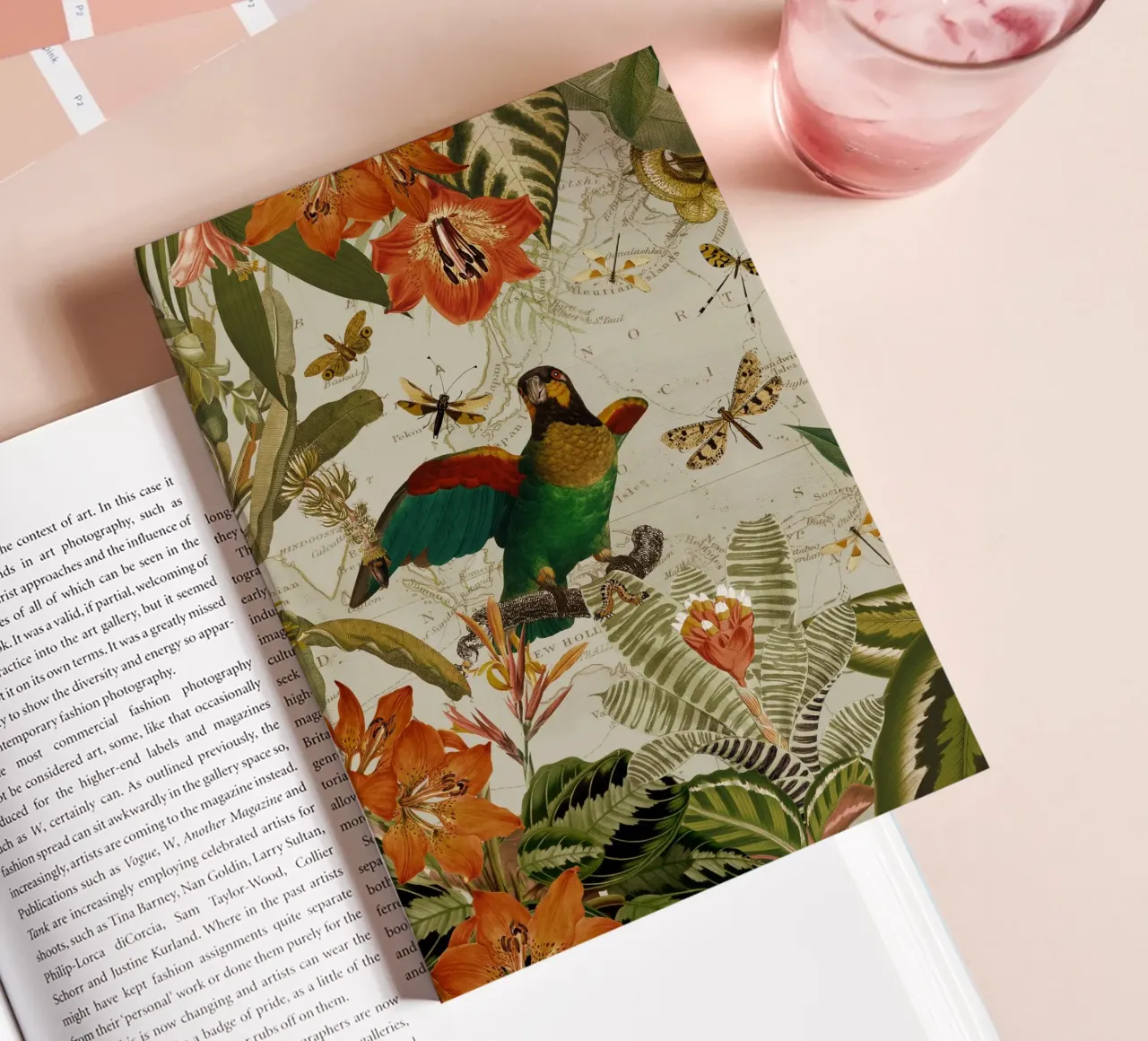Pappagalli esotici colorati e nostalgici in una giungla tropicale diario da Vintage World - Uta Naumann