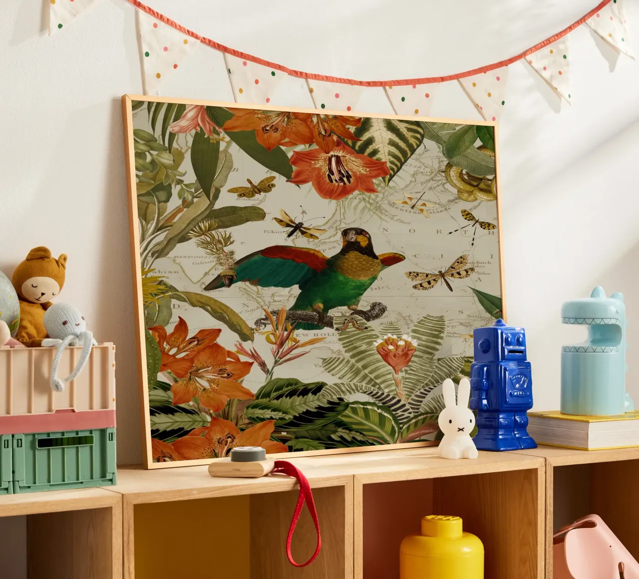 Pappagalli esotici colorati e nostalgici in una giungla tropicale poster con telaio in legno da Vintage World - Uta Naumann