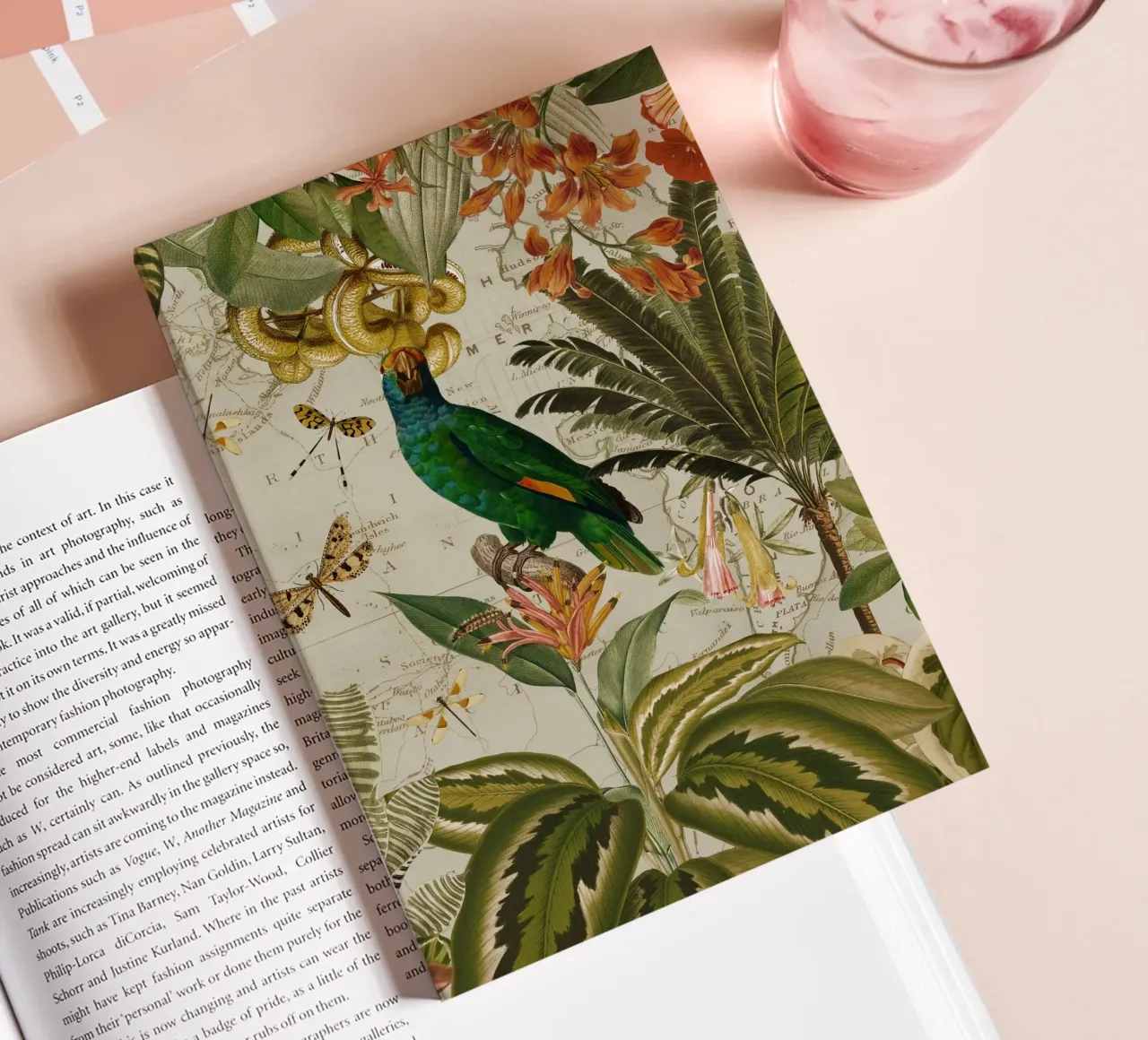Pappagallo esotico colorato e nostalgico in una giungla tropicale 2 diario da Vintage World - Uta Naumann