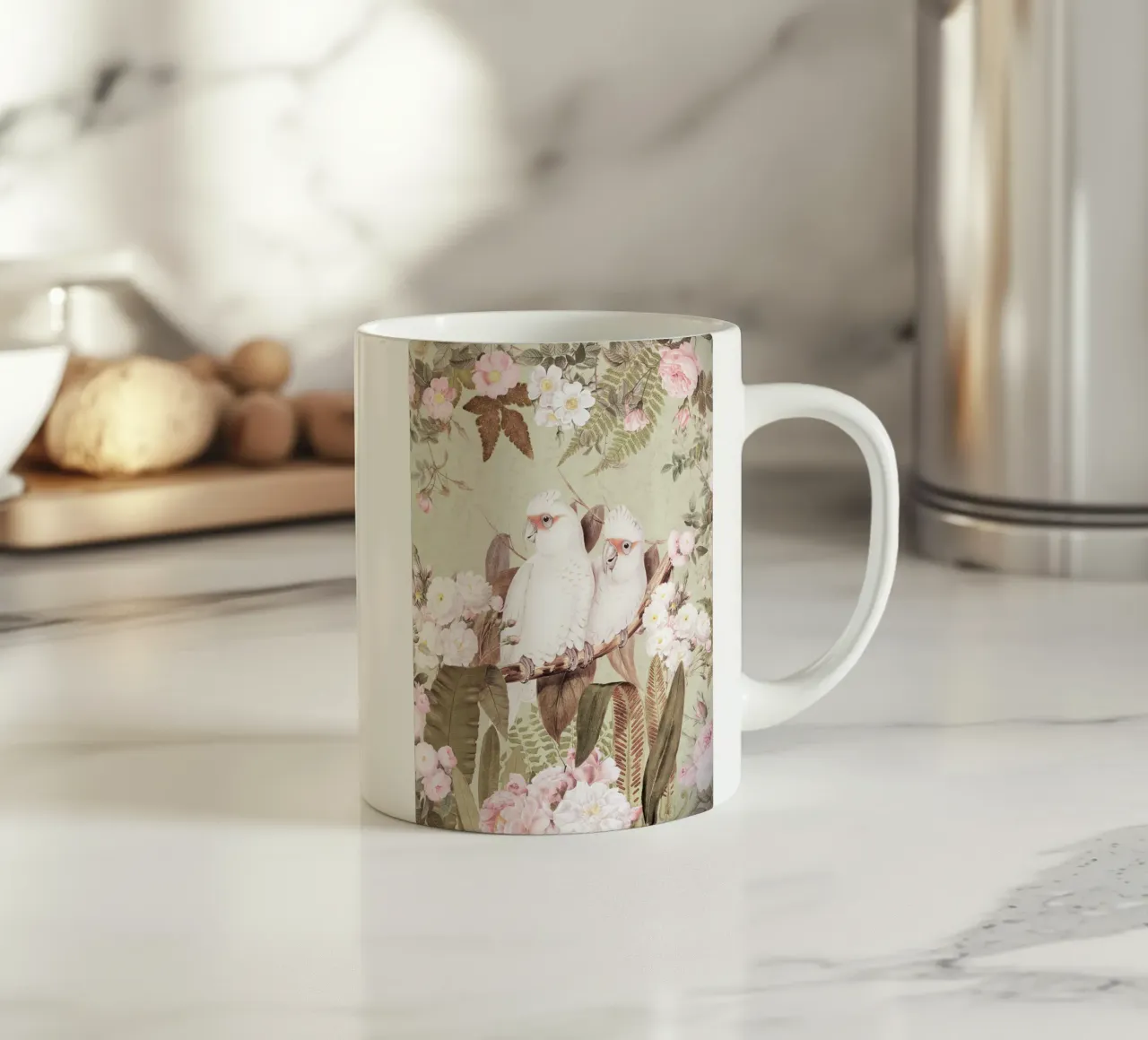 Cacatua esotici d'epoca in una splendida giungla di rose 1 tazza in ceramica da Vintage World - Uta Naumann