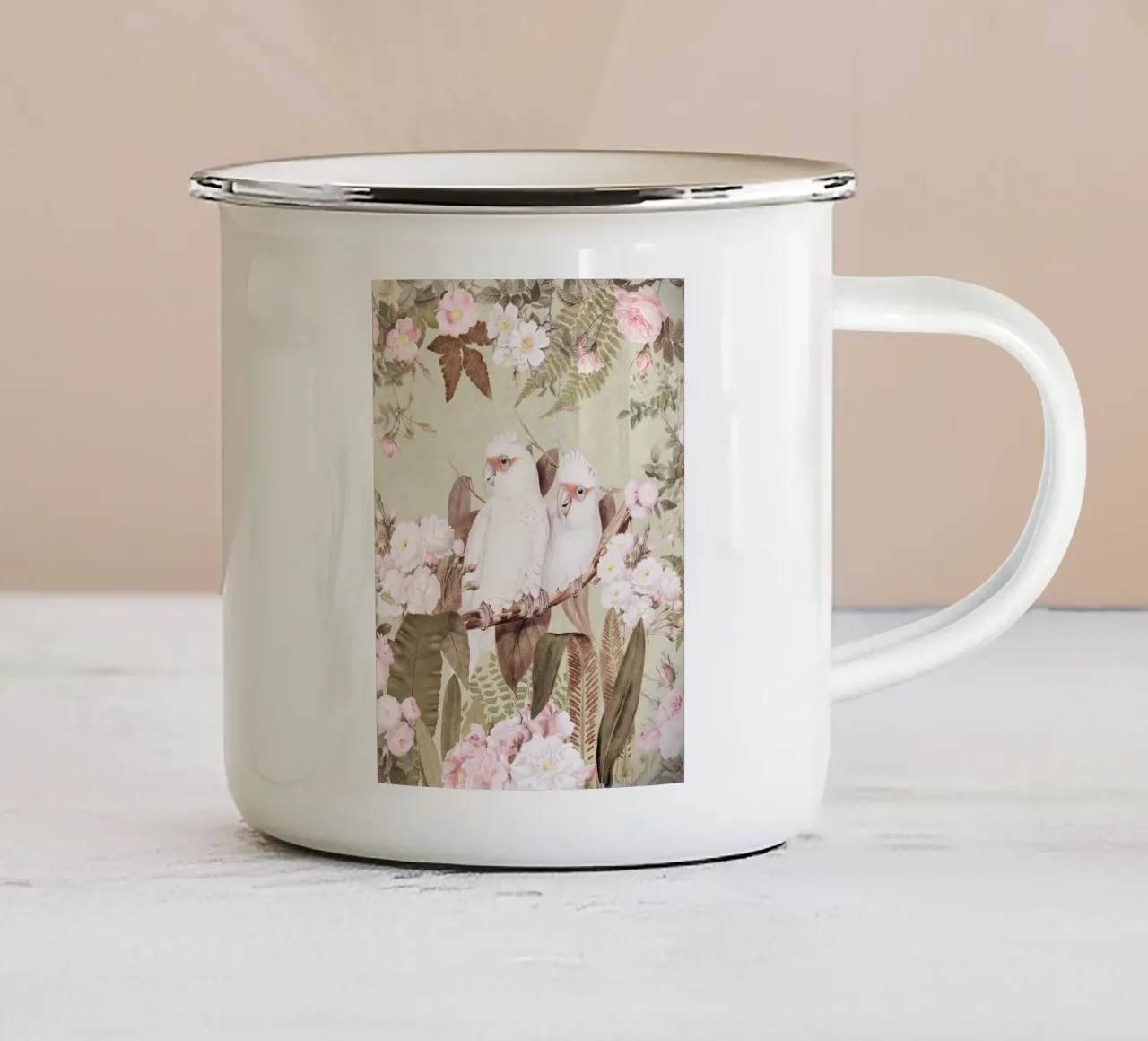 Cacatua esotici d'epoca in una splendida giungla di rose 1 tazza in smalto da Vintage World - Uta Naumann