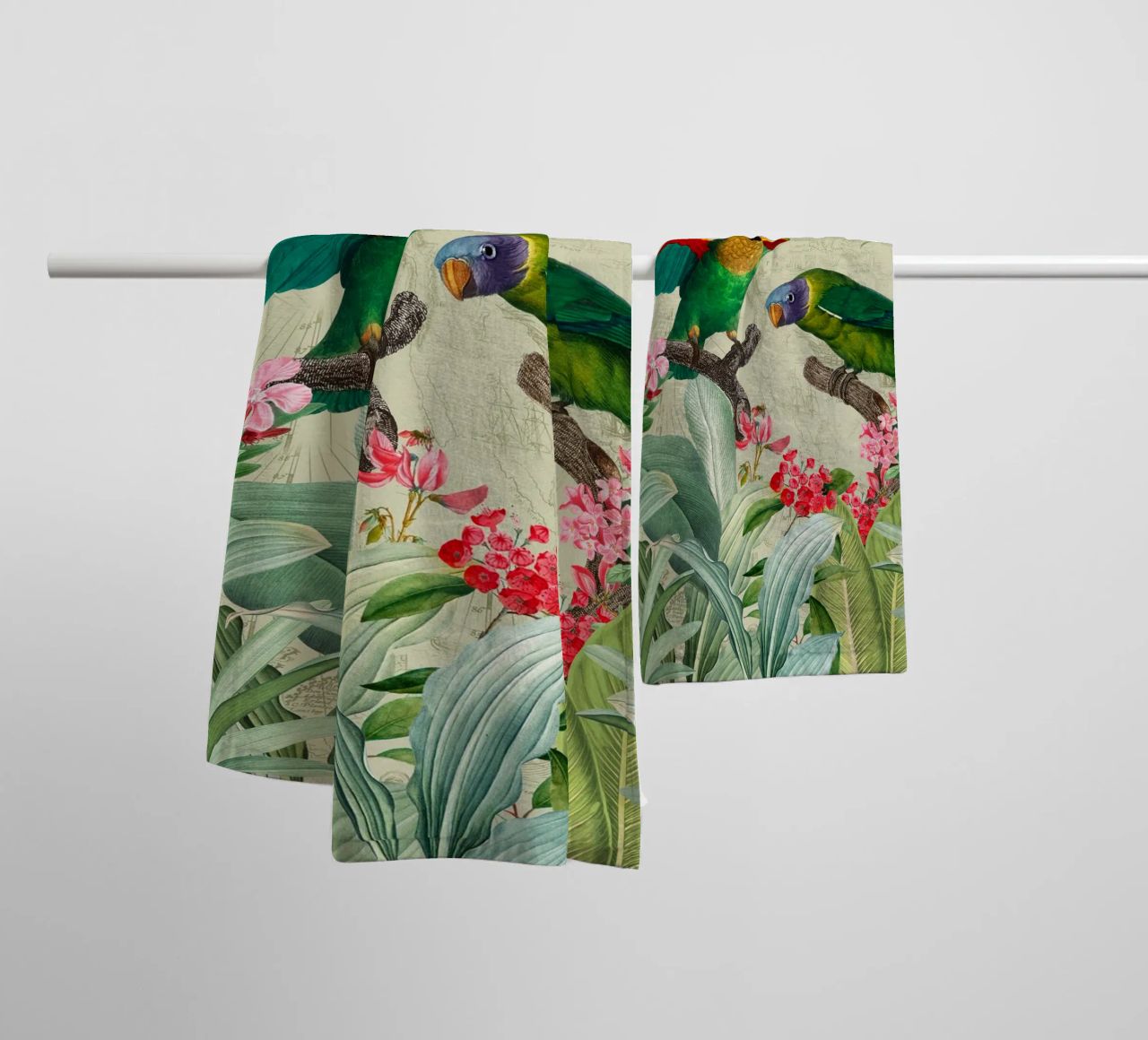 Perroquets exotiques colorés et nostalgiques dans une jungle tropicale 2 serviette de bain de Vintage World - Uta Naumann