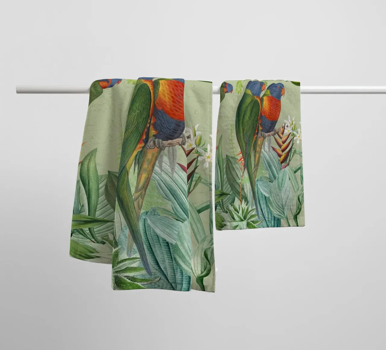 Pavoni colorati nella giungla tropicale asciugamano da bagno da Vintage World - Uta Naumann