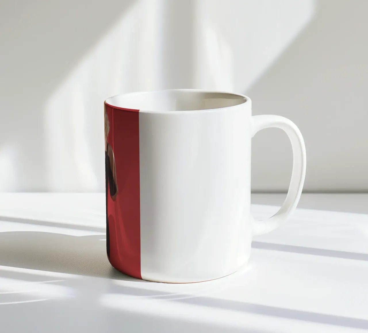 Corsetto nero tazza in ceramica da Dave Hare Photography