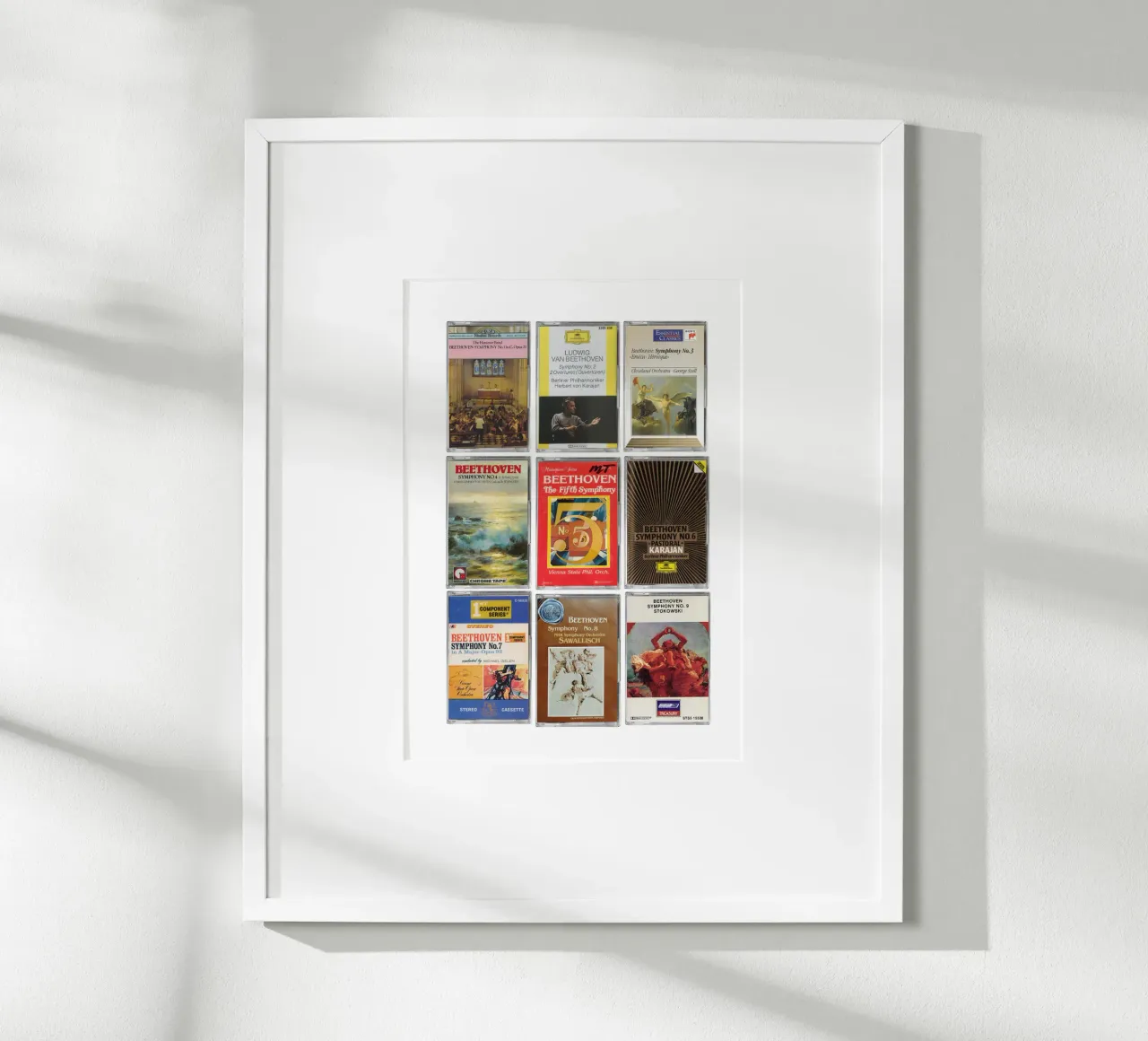 Sinfonie di Beethoven - Stampa su cassetta d'epoca poster con telaio in alluminio da MrMustardPrints
