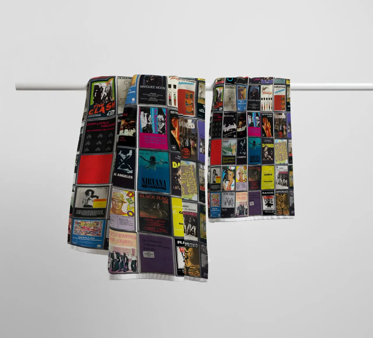 I più grandi album punk di tutti i tempi - Copertine di cassette vintage asciugamano da bagno da MrMustardPrints