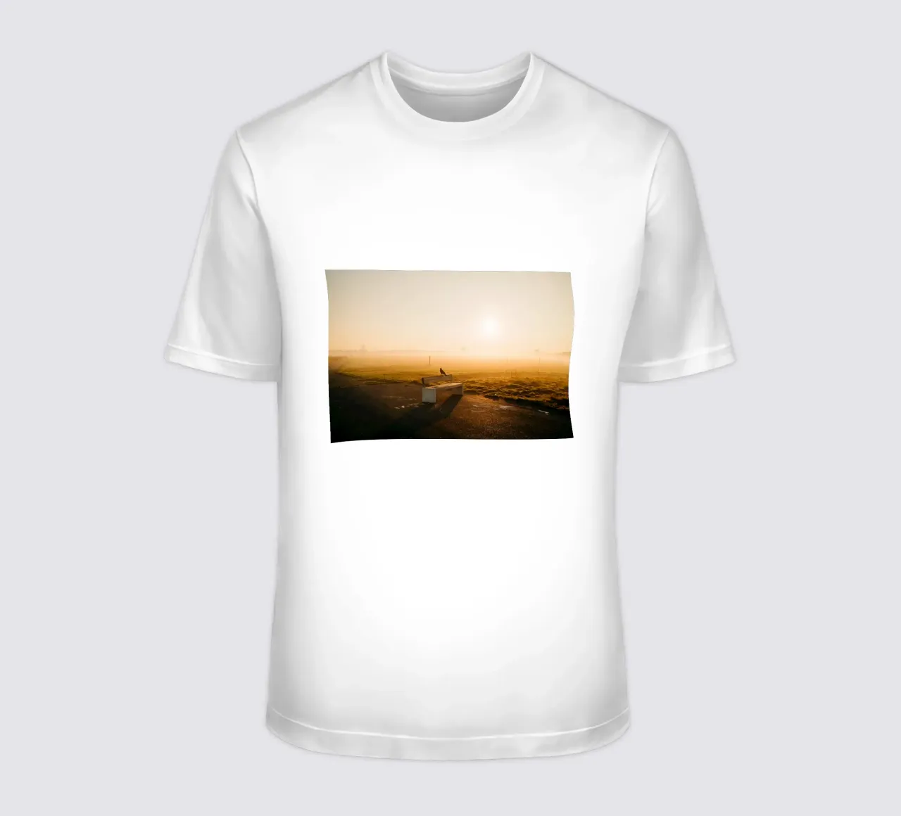 Nebbiosa mattina d'autunno - Tempelhofer Feld a Berlino t-shirt da Bold and Retro