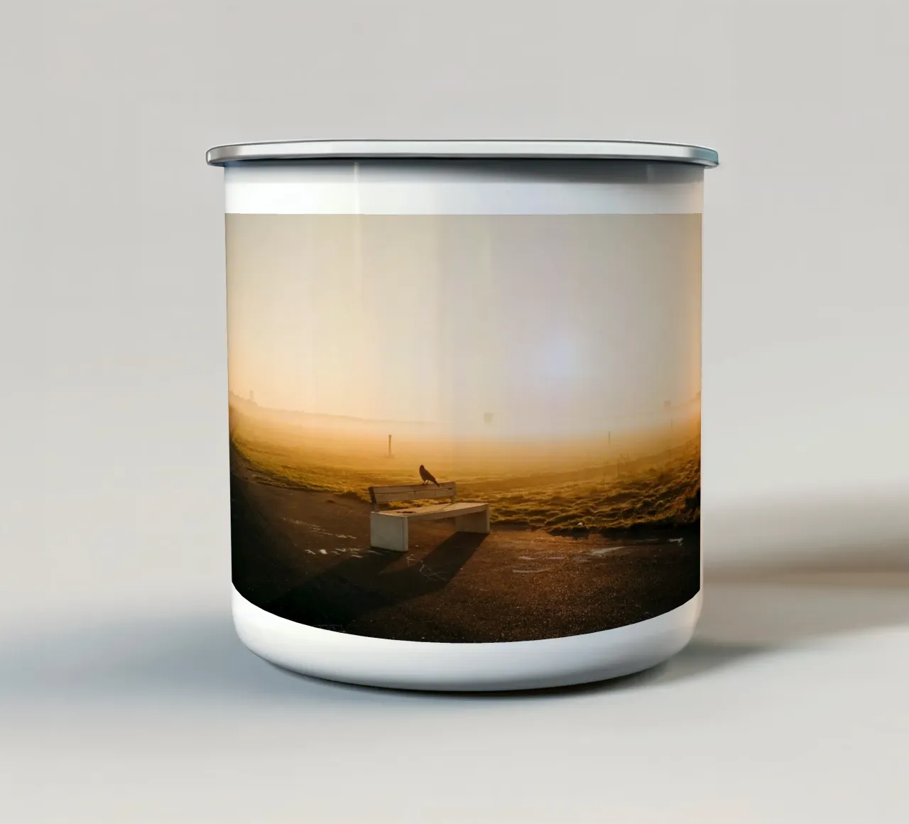 Nebbiosa mattina d'autunno - Tempelhofer Feld a Berlino tazza in smalto da Bold and Retro