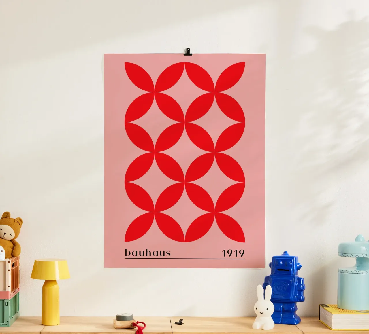Motivo rosso Bauhaus poster con telaio in plastica da Whole©