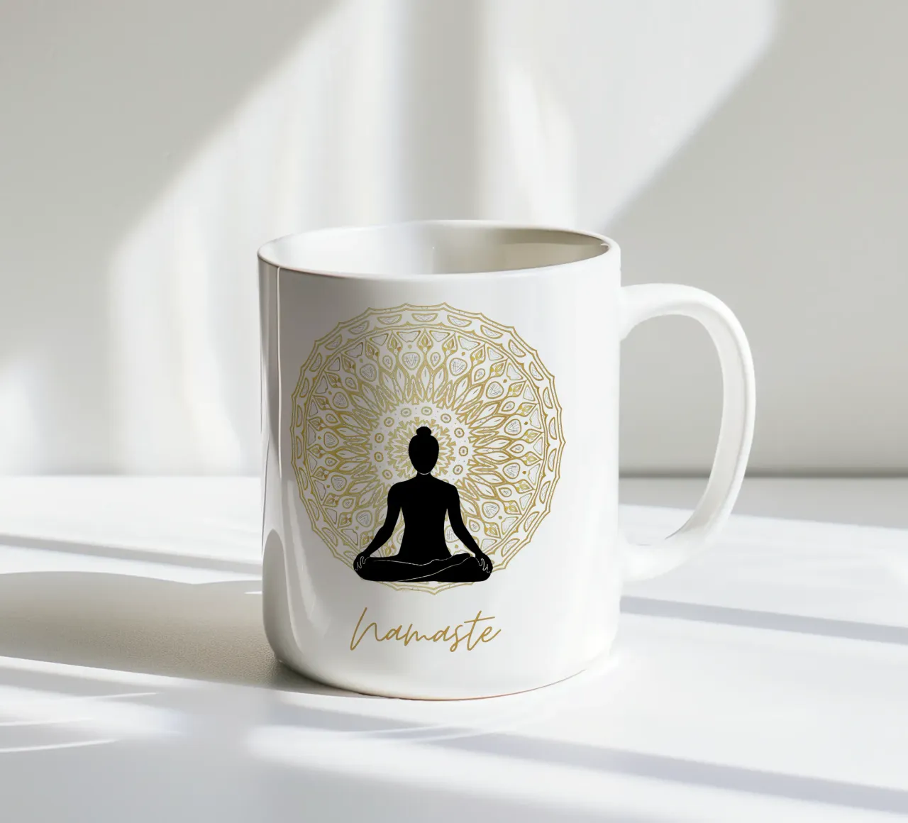 Namaste con la sagoma di una persona tazza in ceramica da ArtDesign by KBK