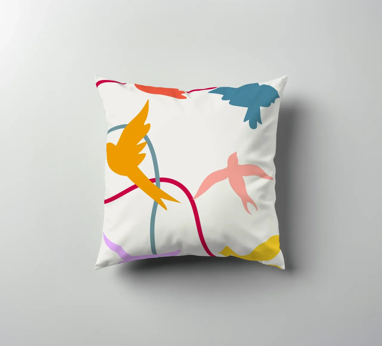 Colorful birds in flight cuscino da LisaArtes