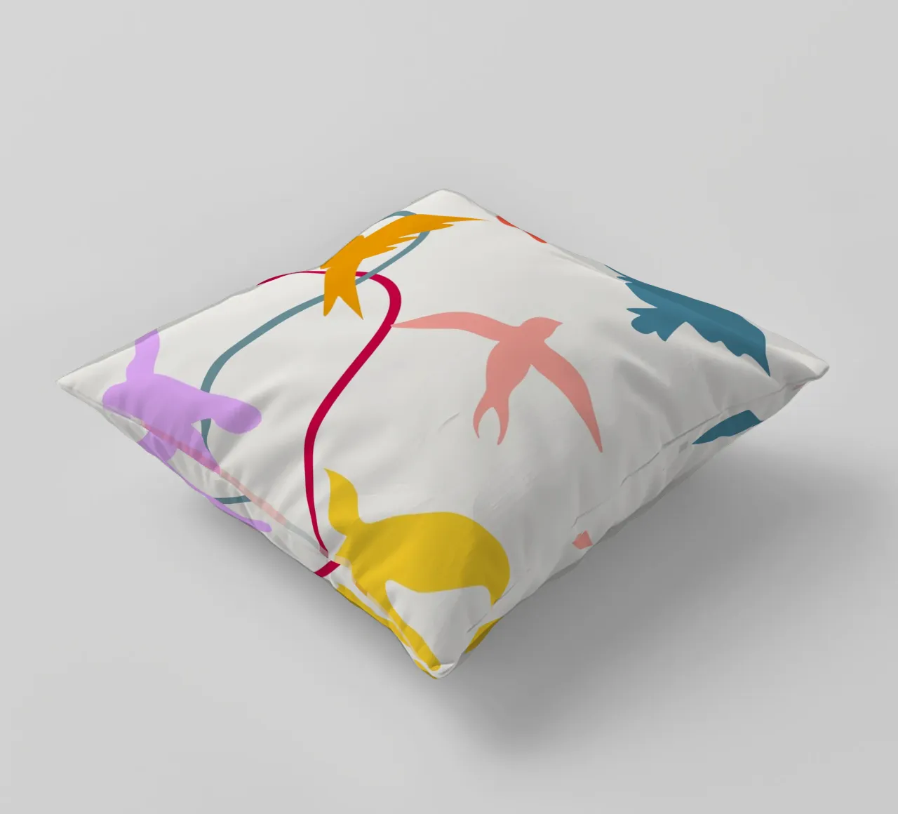 Colorful birds in flight cuscino da LisaArtes