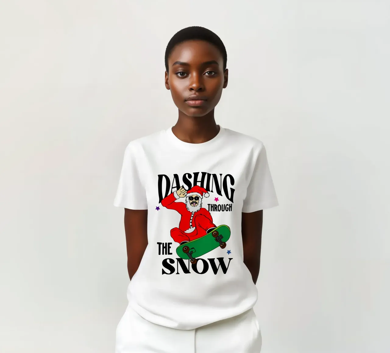 Babbo Natale che sfreccia sulla neve t-shirt da onefeelshop