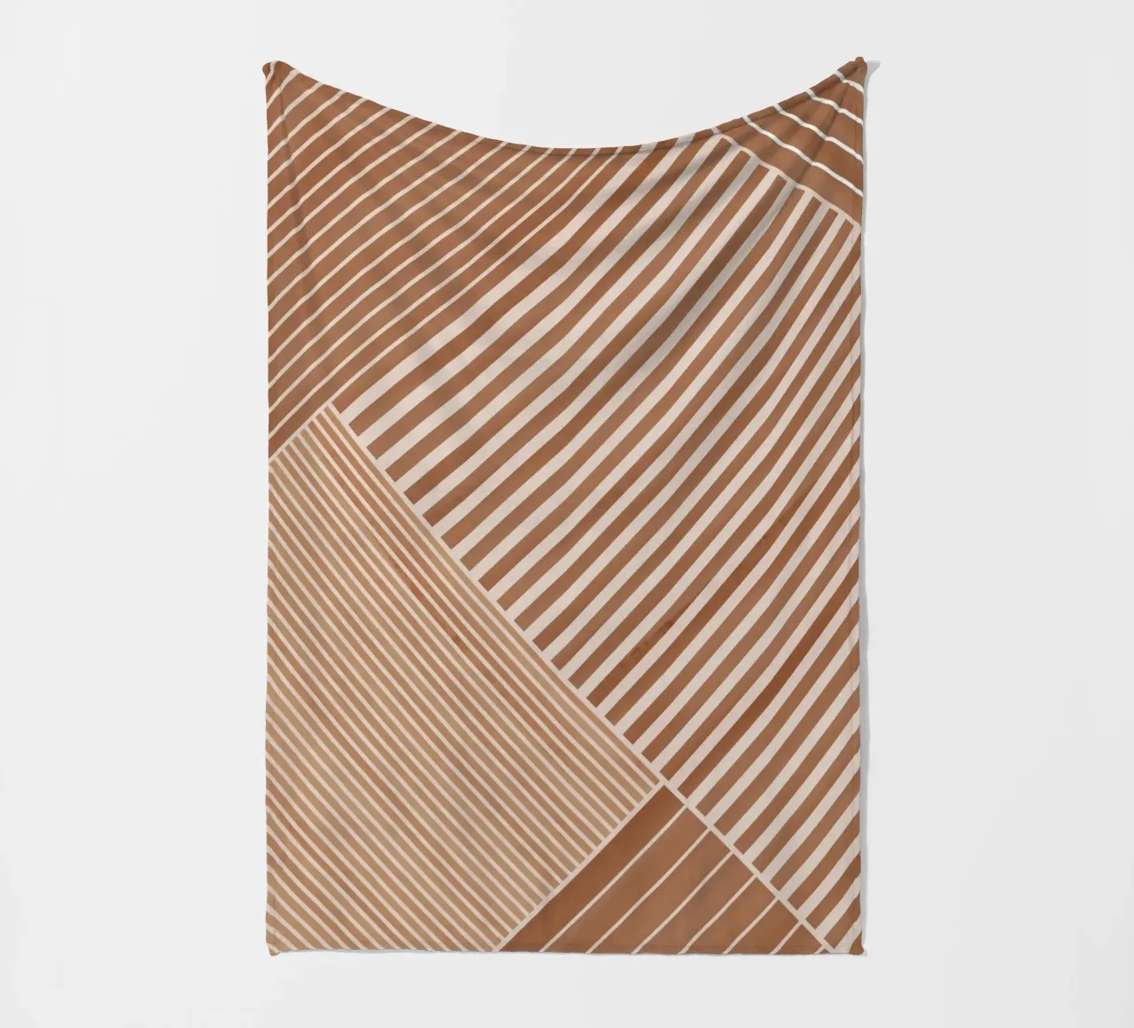 Geometrisches Muster mit diagonalen Linien Fleecedecke von Melloi Art Print